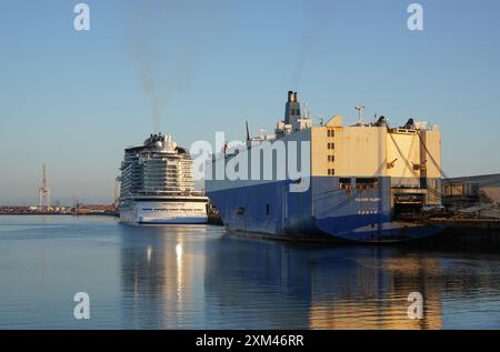 Porto di Southampton. Nave da carico e nave da crociera attraccate al porto del Regno Unito. Industria navale - Southampton Inghilterra 23 giugno 2024 Foto Stock