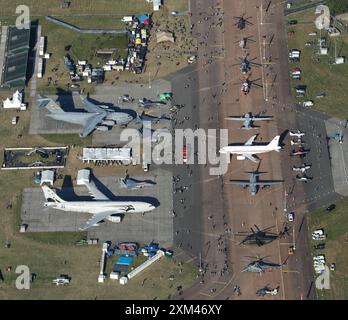 Vista aerea degli aerei nella mostra statica all'annuale Royal International Air Tattoo 2024 presso la RAF Fairford in Inghilterra. Foto Stock