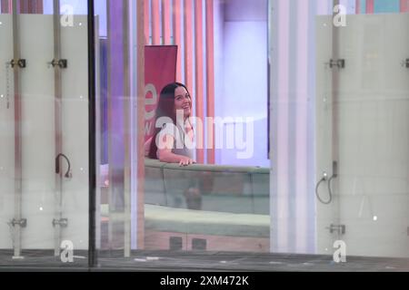 Katy Perry arriva allo studio One Show alla BBC Broadcasting House di Londra, per apparire in The One Show. Data foto: Giovedì 25 luglio 2024. Foto Stock