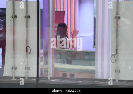 Katy Perry arriva allo studio One Show alla BBC Broadcasting House di Londra, per apparire in The One Show. Data foto: Giovedì 25 luglio 2024. Foto Stock