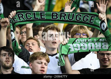 Kilmarnock, Regno Unito. 25 luglio 2024. I tifosi di Cercle sono stati fotografati in vista di una partita di calcio tra il Kilmarnock scozzese e il belga Cercle Brugge a Kilmarnock, in Scozia, giovedì 25 luglio 2024, prima tappa del secondo turno di qualificazione per la UEFA Europa League. BELGA PHOTO TOM GOYVAERTS credito: Belga News Agency/Alamy Live News Foto Stock