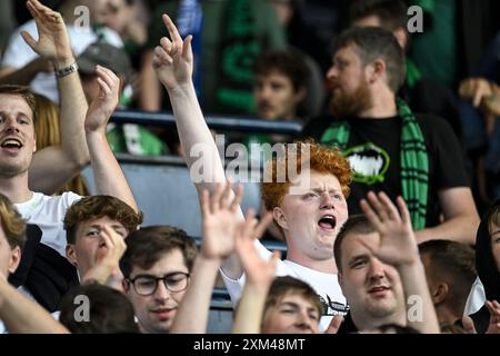 Kilmarnock, Regno Unito. 25 luglio 2024. I tifosi di Cercle sono stati fotografati in vista di una partita di calcio tra il Kilmarnock scozzese e il belga Cercle Brugge a Kilmarnock, in Scozia, giovedì 25 luglio 2024, prima tappa del secondo turno di qualificazione per la UEFA Europa League. BELGA PHOTO TOM GOYVAERTS credito: Belga News Agency/Alamy Live News Foto Stock