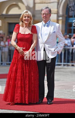 Susanne Porsche mit Freund Werner Ebke bei der Eröffnung der Bayreuther Festspiele im Festspielhaus a Bayreuth am 25.07.2024 *** Susanne Porsche con l'amico Werner Ebke all'apertura del Festival di Bayreuth nella Festspielhaus di Bayreuth il 25 07 2024 Foto Stock