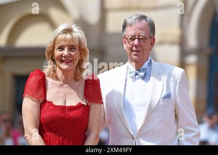 Susanne Porsche mit Freund Werner Ebke bei der Eröffnung der Bayreuther Festspiele im Festspielhaus a Bayreuth am 25.07.2024 *** Susanne Porsche con l'amico Werner Ebke all'apertura del Festival di Bayreuth nella Festspielhaus di Bayreuth il 25 07 2024 Foto Stock