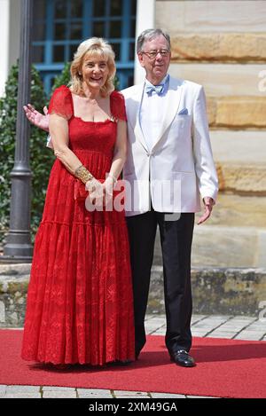 Susanne Porsche mit Freund Werner Ebke bei der Eröffnung der Bayreuther Festspiele im Festspielhaus a Bayreuth am 25.07.2024 *** Susanne Porsche con l'amico Werner Ebke all'apertura del Festival di Bayreuth nella Festspielhaus di Bayreuth il 25 07 2024 Foto Stock