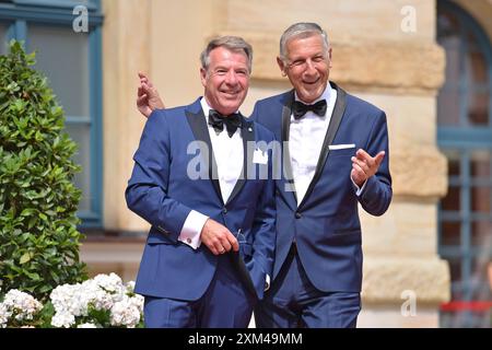 Patrick Lindner mit Ehemann Peter Schaefer bei der Eröffnung der Bayreuther Festspiele im Festspielhaus a Bayreuth AM 25.07.2024 *** Patrick Lindner con il marito Peter Schaefer all'apertura del Festival di Bayreuth nella Festspielhaus di Bayreuth il 25 07 2024 Foto Stock