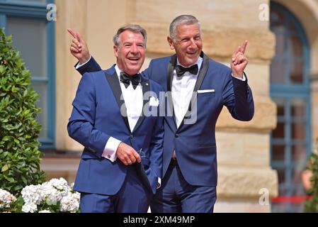 Patrick Lindner mit Ehemann Peter Schaefer bei der Eröffnung der Bayreuther Festspiele im Festspielhaus a Bayreuth AM 25.07.2024 *** Patrick Lindner con il marito Peter Schaefer all'apertura del Festival di Bayreuth nella Festspielhaus di Bayreuth il 25 07 2024 Foto Stock