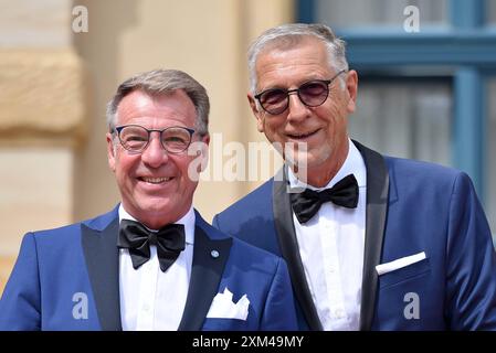 Patrick Lindner mit Ehemann Peter Schaefer bei der Eröffnung der Bayreuther Festspiele im Festspielhaus a Bayreuth AM 25.07.2024 *** Patrick Lindner con il marito Peter Schaefer all'apertura del Festival di Bayreuth nella Festspielhaus di Bayreuth il 25 07 2024 Foto Stock