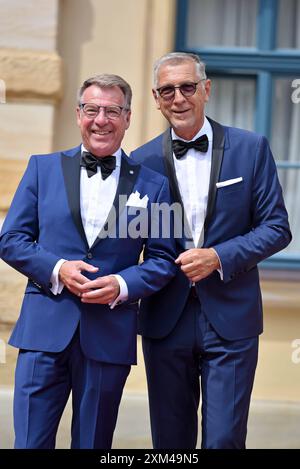 Patrick Lindner mit Ehemann Peter Schaefer bei der Eröffnung der Bayreuther Festspiele im Festspielhaus a Bayreuth AM 25.07.2024 *** Patrick Lindner con il marito Peter Schaefer all'apertura del Festival di Bayreuth nella Festspielhaus di Bayreuth il 25 07 2024 Foto Stock