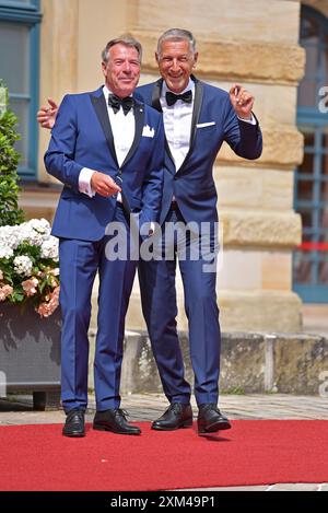 Patrick Lindner mit Ehemann Peter Schaefer bei der Eröffnung der Bayreuther Festspiele im Festspielhaus a Bayreuth AM 25.07.2024 *** Patrick Lindner con il marito Peter Schaefer all'apertura del Festival di Bayreuth nella Festspielhaus di Bayreuth il 25 07 2024 Foto Stock