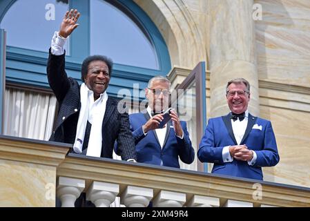 Roberto Blanco, Patrick Lindner mit Ehemann Peter Schaefer bei der Eröffnung der Bayreuther Festspiele im Festspielhaus a Bayreuth AM 25.07.2024 *** Roberto Blanco, Patrick Lindner con il marito Peter Schaefer all'apertura del Festival di Bayreuth nella Festspielhaus di Bayreuth il 25 07 2024 Foto Stock