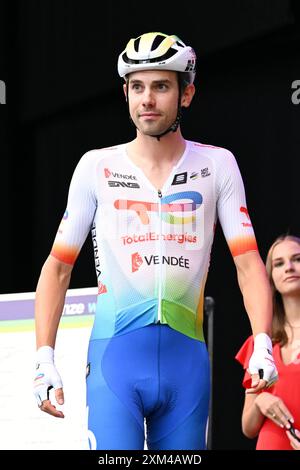 Herentals, Belgio. 25 luglio 2024. Steff belga CRAs di TotalEnergies nella foto davanti alla gara ciclistica 'Natourcriterium Herentals', giovedì 25 luglio 2024 a Herentals. Il concorso fa parte dei "criteriums" tradizionali, gare locali in cui si sfidano principalmente i ciclisti che hanno partecipato al Tour de France. BELGA PHOTO MAARTEN STRAETEMANS credito: Belga News Agency/Alamy Live News Foto Stock