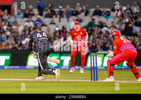 Old Trafford, Machester Regno Unito. Giovedì 25 luglio 2024. The Hundred: Manchester Originals vs Welsh Fire a Emirates Old Trafford. Scott Currie al punto. Credito a James Giblin. Foto Stock