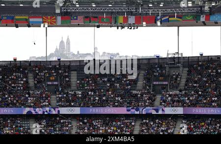 Parigi, Francia. 25 luglio 2024. I tifosi si fanno il tifo durante La piscina maschile Una partita di rugby a sette tra nuova Zelanda e Irlanda dei Giochi Olimpici di Parigi 2024 a Parigi, Francia, il 25 luglio 2024. Crediti: Tao Xiyi/Xinhua/Alamy Live News Foto Stock