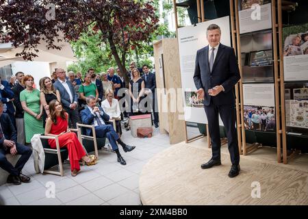 Parigi, Frankrig. 25 luglio 2024. Re Federico X e la regina Maria, insieme all'ambasciatore presso l'ambasciata danese a Parigi, Michael Starbaek Christensen, in occasione dell'apertura del padiglione danese sugli Champs-Elysées a Parigi durante le Olimpiadi 2024, giovedì 25 luglio 2024. (Foto: Mads Claus Rasmussen/Ritzau Scanpix) credito: Ritzau/Alamy Live News Foto Stock