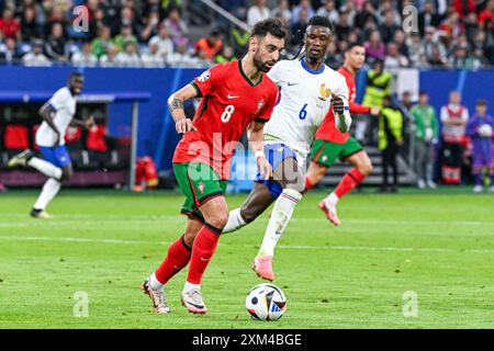 Bruno Fernandes (8) del Portogallo durante una partita di calcio tra le squadre nazionali francesi, chiamata les Bleus e Portogallo in una partita a eliminazione diretta ai quarti di finale del torneo UEFA Euro 2024 , venerdì 5 luglio 2024 ad Amburgo , Germania . Foto sportiva | Stijn Audooren Foto Stock