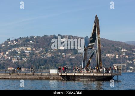 COMO, ITALIA - 25 FEBBRAIO 2024: The Life Electric è una scultura in acciaio inossidabile di Daniel Libeskind in omaggio ad Alessandro volta ed è installata Foto Stock