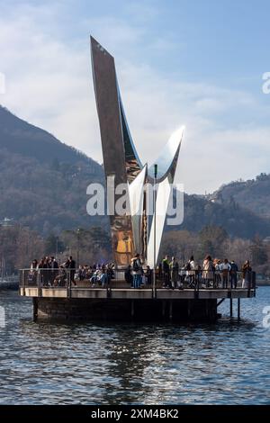 COMO, ITALIA - 25 FEBBRAIO 2024: The Life Electric è una scultura in acciaio inossidabile di Daniel Libeskind in omaggio ad Alessandro volta ed è installata Foto Stock