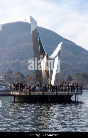 COMO, ITALIA - 25 FEBBRAIO 2024: The Life Electric è una scultura in acciaio inossidabile di Daniel Libeskind in omaggio ad Alessandro volta ed è installata Foto Stock