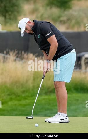 25 luglio 2024; JCB Golf & amp; Country Club, Rocester, Uttoxeter, Inghilterra; LIV UK Golf League, Pro-Am Day; Dean Burmester della Stinger GC putts sul 14° green Foto Stock