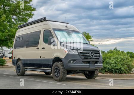 Loveland, CO, USA - 25 agosto 2023: Furgone switchback camper di Vanworks su telaio Mercedes Sprinter. Foto Stock