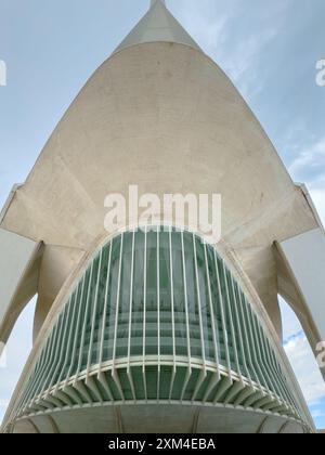 Edificio futuristico con elementi curvi in vetro e metallo, che presenta un design architettonico avanzato, innovativi dettagli strutturali e un'estetica urbana moderna. Foto Stock