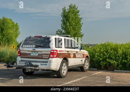 Fort Collins, CO, Stati Uniti d'America - 4 Agosto 2018: un camion di Fort Collins Aree Naturali Ranger parcheggiato a Fossil Creek serbatoio, Foto Stock