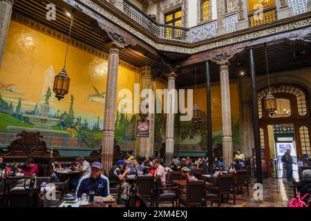 Il ristorante Casa de los Azulejos o Sanborns de los Azulejos era il palazzo dei conti della valle di Orizaba nel centro storico di città del Messico. Architettura e interni antichi. (Foto di Luis Gutierrez/ Norte Photo) la Casa de los Azulejos o restaurante Sanborns de los Azulejos , fue palacio de los condes del Valle de Orizaba en centro Histórico de la Ciudad de México. Arquitectura antigua e interiores. (Foto di Luis Gutierrez/Norte Photo) Foto Stock