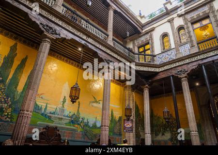 Il ristorante Casa de los Azulejos o Sanborns de los Azulejos era il palazzo dei conti della valle di Orizaba nel centro storico di città del Messico. Architettura e interni antichi. (Foto di Luis Gutierrez/ Norte Photo) la Casa de los Azulejos o restaurante Sanborns de los Azulejos , fue palacio de los condes del Valle de Orizaba en centro Histórico de la Ciudad de México. Arquitectura antigua e interiores. (Foto di Luis Gutierrez/Norte Photo) Foto Stock
