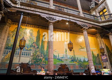 Il ristorante Casa de los Azulejos o Sanborns de los Azulejos era il palazzo dei conti della valle di Orizaba nel centro storico di città del Messico. Architettura e interni antichi. (Foto di Luis Gutierrez/ Norte Photo) la Casa de los Azulejos o restaurante Sanborns de los Azulejos , fue palacio de los condes del Valle de Orizaba en centro Histórico de la Ciudad de México. Arquitectura antigua e interiores. (Foto di Luis Gutierrez/Norte Photo) Foto Stock