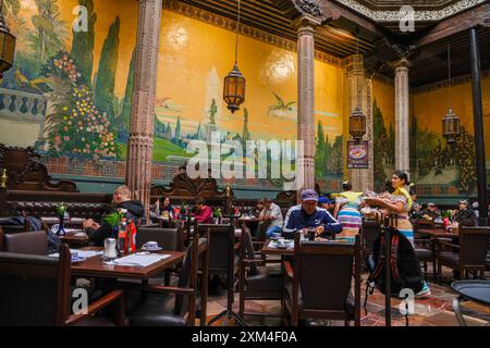 Il ristorante Casa de los Azulejos o Sanborns de los Azulejos era il palazzo dei conti della valle di Orizaba nel centro storico di città del Messico. Architettura e interni antichi. (Foto di Luis Gutierrez/ Norte Photo) la Casa de los Azulejos o restaurante Sanborns de los Azulejos , fue palacio de los condes del Valle de Orizaba en centro Histórico de la Ciudad de México. Arquitectura antigua e interiores. (Foto di Luis Gutierrez/Norte Photo) Foto Stock