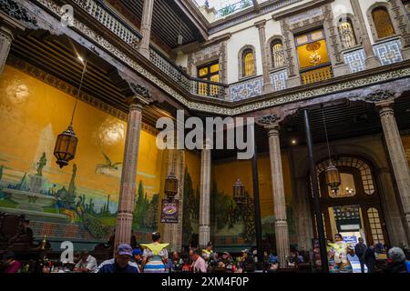 Il ristorante Casa de los Azulejos o Sanborns de los Azulejos era il palazzo dei conti della valle di Orizaba nel centro storico di città del Messico. Architettura e interni antichi. (Foto di Luis Gutierrez/ Norte Photo) la Casa de los Azulejos o restaurante Sanborns de los Azulejos , fue palacio de los condes del Valle de Orizaba en centro Histórico de la Ciudad de México. Arquitectura antigua e interiores. (Foto di Luis Gutierrez/Norte Photo) Foto Stock