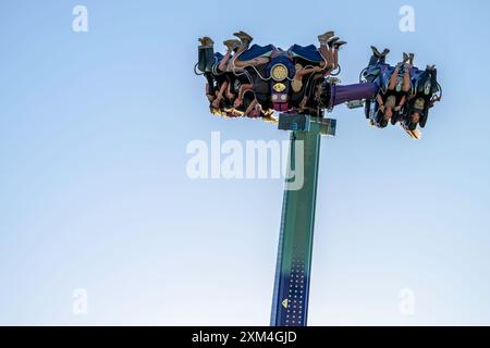 Persone che fanno un giro alla California Mid-State Fair Foto Stock