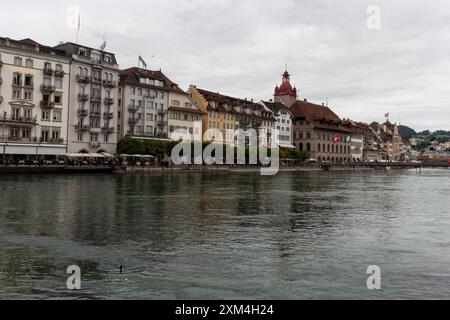 LUCERNA, SVIZZERA - 13 LUGLIO 2024: L'argine del fiume Reuss a Lucerna. Vista dal lato opposto Foto Stock