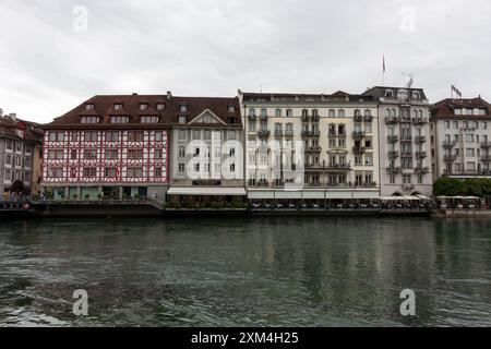 LUCERNA, SVIZZERA - 13 LUGLIO 2024: L'argine del fiume Reuss a Lucerna. Vista dal lato opposto Foto Stock