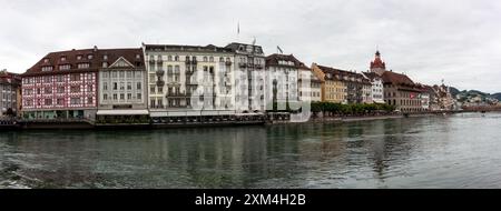 LUCERNA, SVIZZERA - 13 LUGLIO 2024: L'argine del fiume Reuss a Lucerna. Vista dal lato opposto Foto Stock