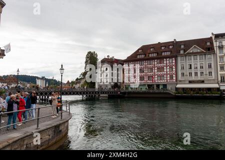 LUCERNA, SVIZZERA - 13 LUGLIO 2024: Ci sono molti turisti sempre sull'argine del fiume Reuss a Lucerna Foto Stock