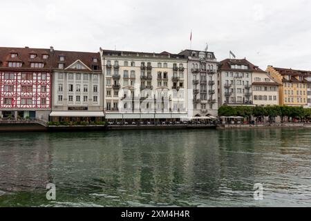 LUCERNA, SVIZZERA - 13 LUGLIO 2024: L'argine del fiume Reuss a Lucerna. Vista dal lato opposto Foto Stock