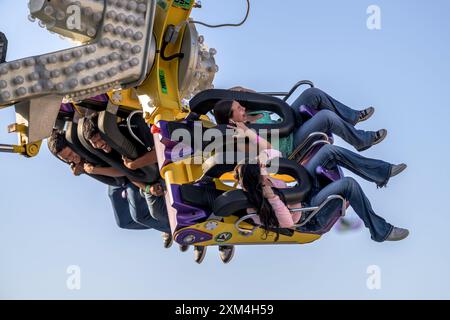 Persone che fanno un giro alla California Mid-State Fair Foto Stock