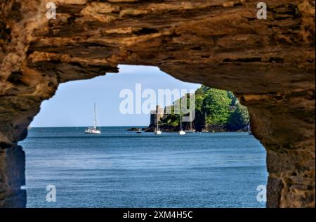 Castello colorato Old Bayard's Cove Fort Harbor Ferry Dartmouth, Devon, Inghilterra. Forte costruito nel 1500 con grandi cannoni per proteggere il porto dalle navi nemiche Foto Stock