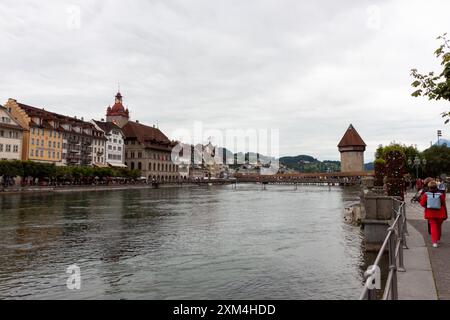 LUCERNA, SVIZZERA - 13 LUGLIO 2024: Ci sono molti turisti sempre sull'argine del fiume Reuss a Lucerna Foto Stock