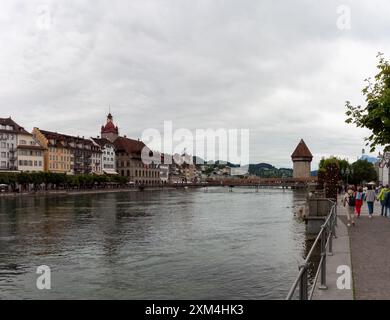 LUCERNA, SVIZZERA - 13 LUGLIO 2024: Ci sono molti turisti sempre sull'argine del fiume Reuss a Lucerna Foto Stock