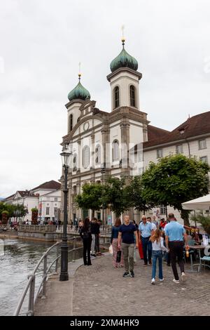 LUCERNA, SVIZZERA - 13 LUGLIO 2024: Numerosi sono i turisti sempre sull'argine del fiume Reuss vicino a Jesuitenkirche a Lucerna Foto Stock