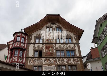 LUCERNA, SVIZZERA - 13 LUGLIO 2024: Pittura murale sulle pareti di una casa medievale a Lucerna, Svizzera Foto Stock