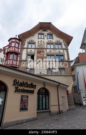 LUCERNA, SVIZZERA - 13 LUGLIO 2024: Pittura murale sulle pareti di una casa medievale a Lucerna, Svizzera Foto Stock