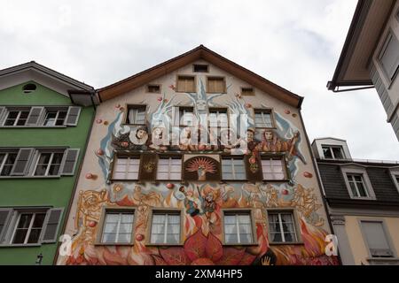 LUCERNA, SVIZZERA - 13 LUGLIO 2024: Pittura murale sulle pareti di una casa medievale a Lucerna, Svizzera Foto Stock