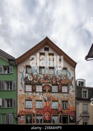 LUCERNA, SVIZZERA - 13 LUGLIO 2024: Pittura murale sulle pareti di una casa medievale a Lucerna, Svizzera Foto Stock