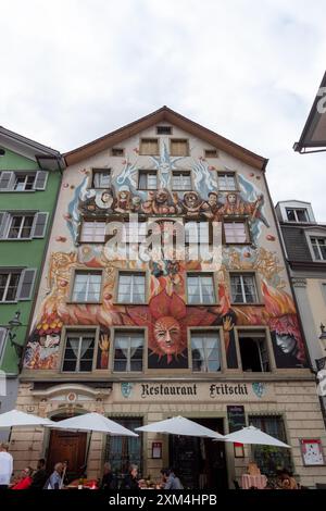 LUCERNA, SVIZZERA - 13 LUGLIO 2024: Pittura murale sulle pareti di una casa medievale a Lucerna, Svizzera Foto Stock