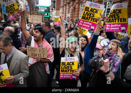 Manchester, Regno Unito. 25 luglio 2024. La gente marcia attraverso la città per protestare contro il GMP. Un uomo è stato violentemente aggredito da un agente di polizia mentre veniva arrestato all'aeroporto di Manchester. L'incidente è avvenuto martedì, quando la polizia è intervenuta in un alterco tra membri del pubblico nel terminal 2 dell'aeroporto. Crediti: Andy Barton/Alamy Live News Foto Stock