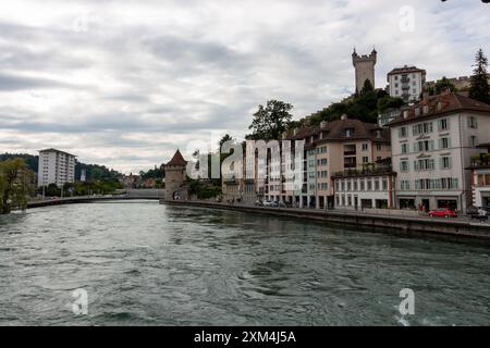 LUCERNA, SVIZZERA - 13 LUGLIO 2024: Fiume Reuss a Lucerna, vista dal ponte spreuer Foto Stock